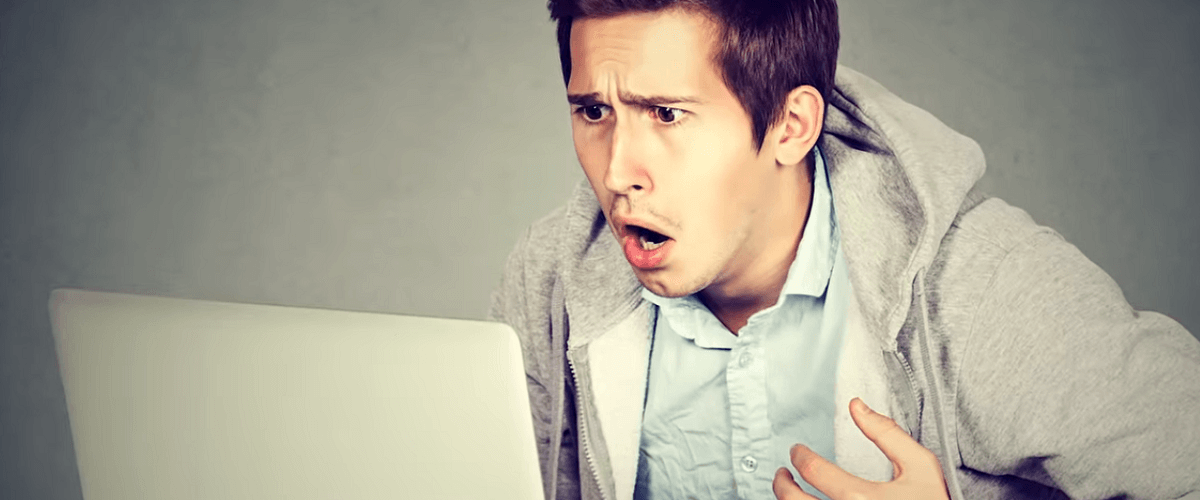 सदमे में स्वेटर पहने एक आदमी